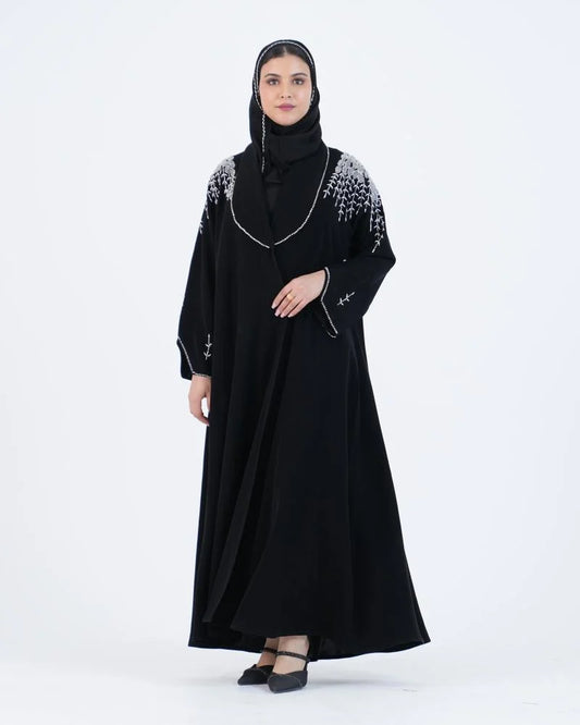 عباية ملكي نص كلوش بتصميم لف مزينة بشك أبيض على الياقة والكتف - أسود