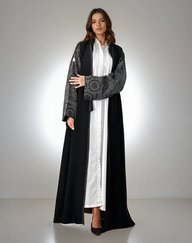 عباية تطريز يدوي واقفة