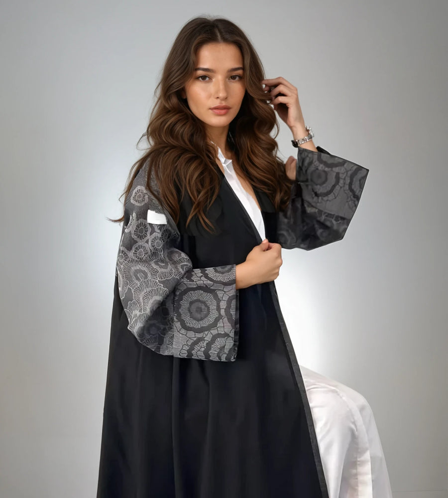 عباية تطريز يدوي واقفة