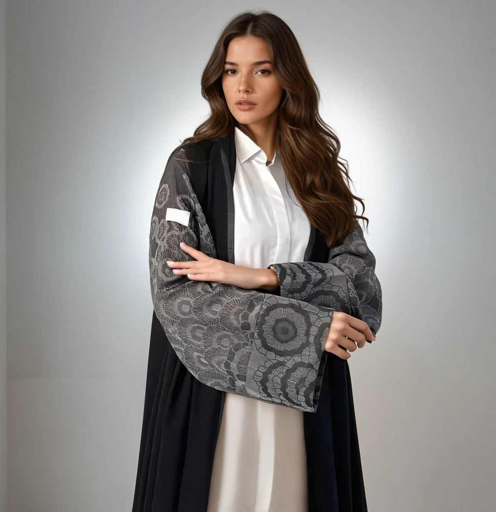 عباية تطريز يدوي واقفة