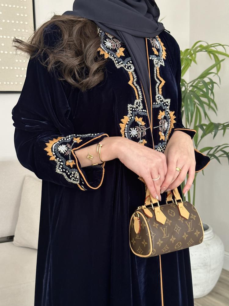 عباية مخمل مع شك يدوي كحلي نص كلوش - 1101