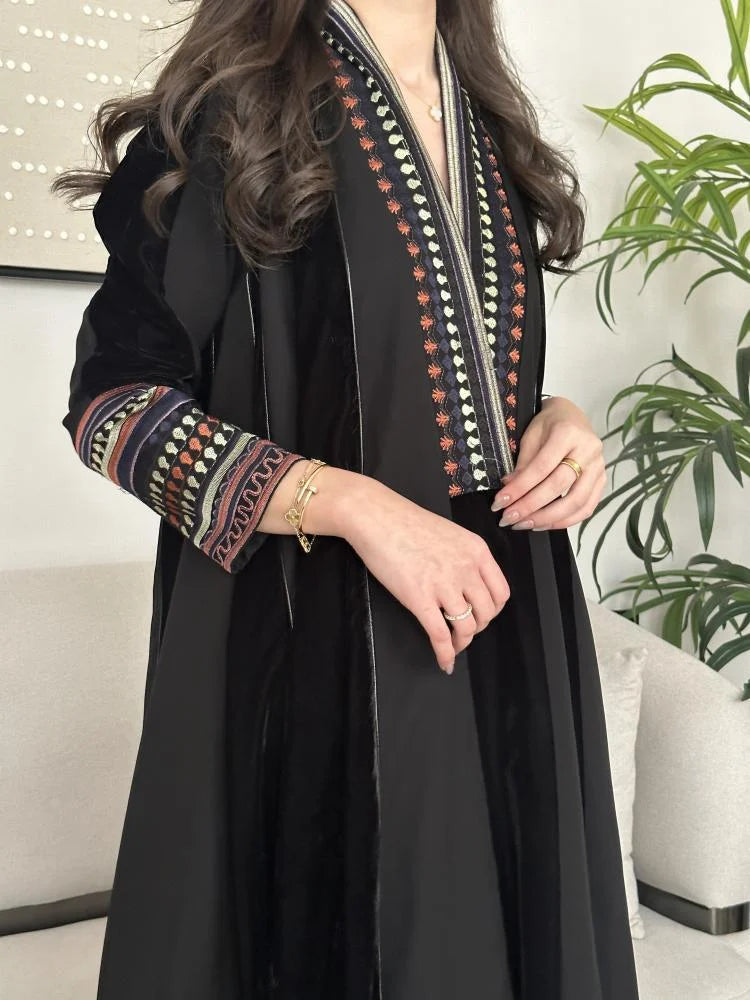 عباية كتان مع مخمل مطرز اسود نص كلوش - 1104