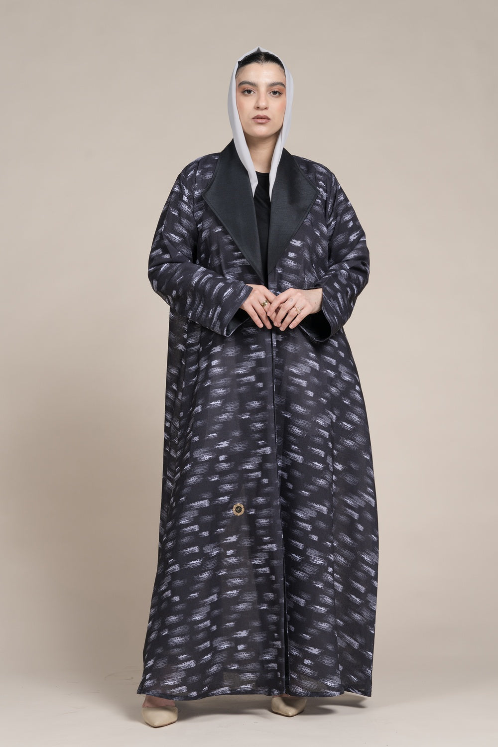 عباية جاكيت كتان اسود لف وباضافة قماش تفته زيتي