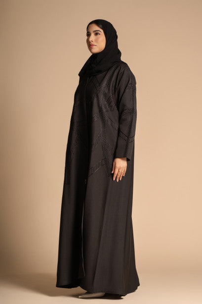 عباية نص كلوش بتطريز أسود