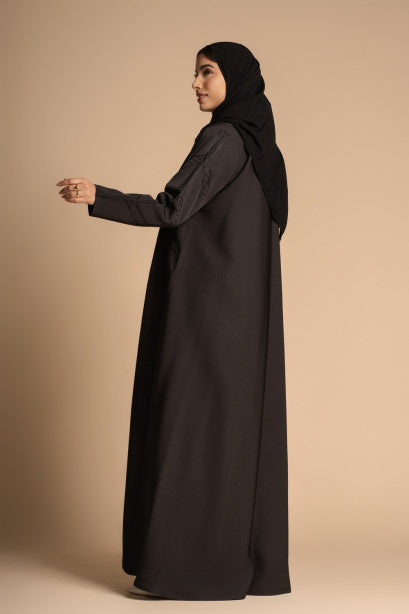 عباية نص كلوش بتطريز أسود