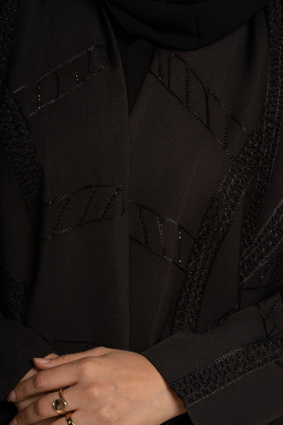 عباية نص كلوش بتطريز أسود
