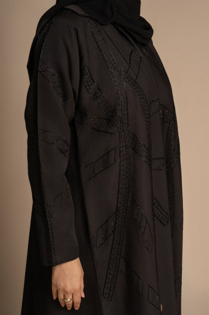 عباية نص كلوش بتطريز أسود