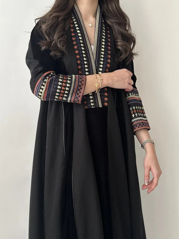 عباية كتان مع مخمل مطرز اسود نص كلوش - 1104