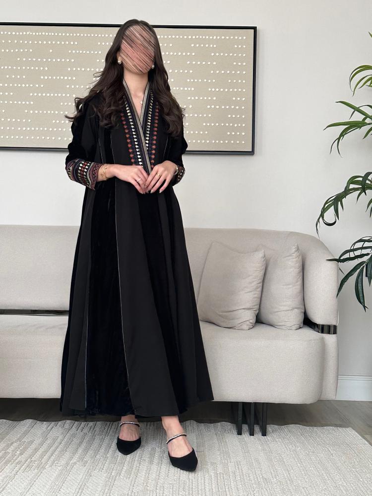 عباية كتان مع مخمل مطرز اسود نص كلوش - 1104