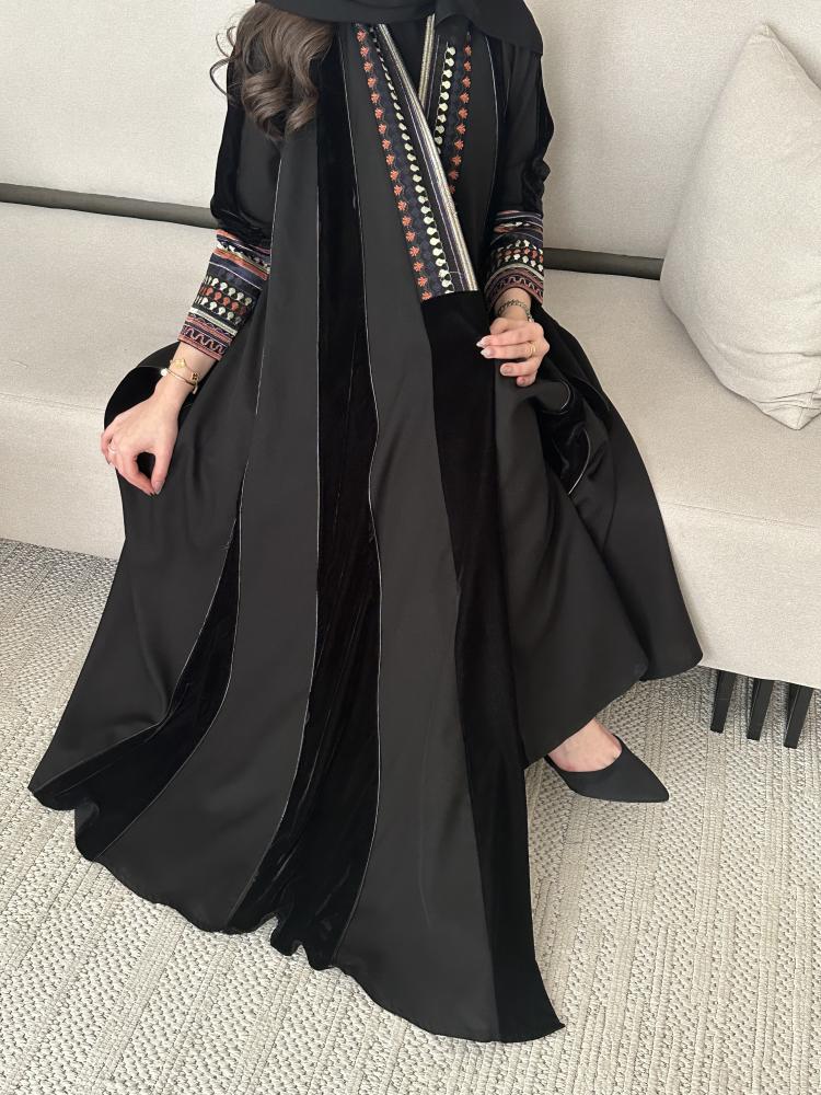 عباية كتان مع مخمل مطرز اسود نص كلوش - 1104