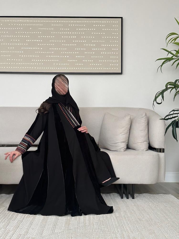 عباية كتان مع مخمل مطرز اسود نص كلوش - 1104